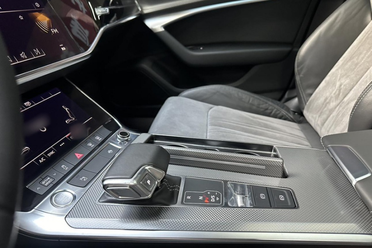 奥迪A6L 2019款 45 TFSI quattro 尊享动感型中控内饰7013