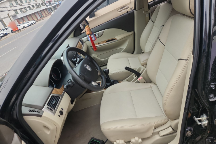 别克 凯越 2015款 1.5L 手动经典型中控内饰19