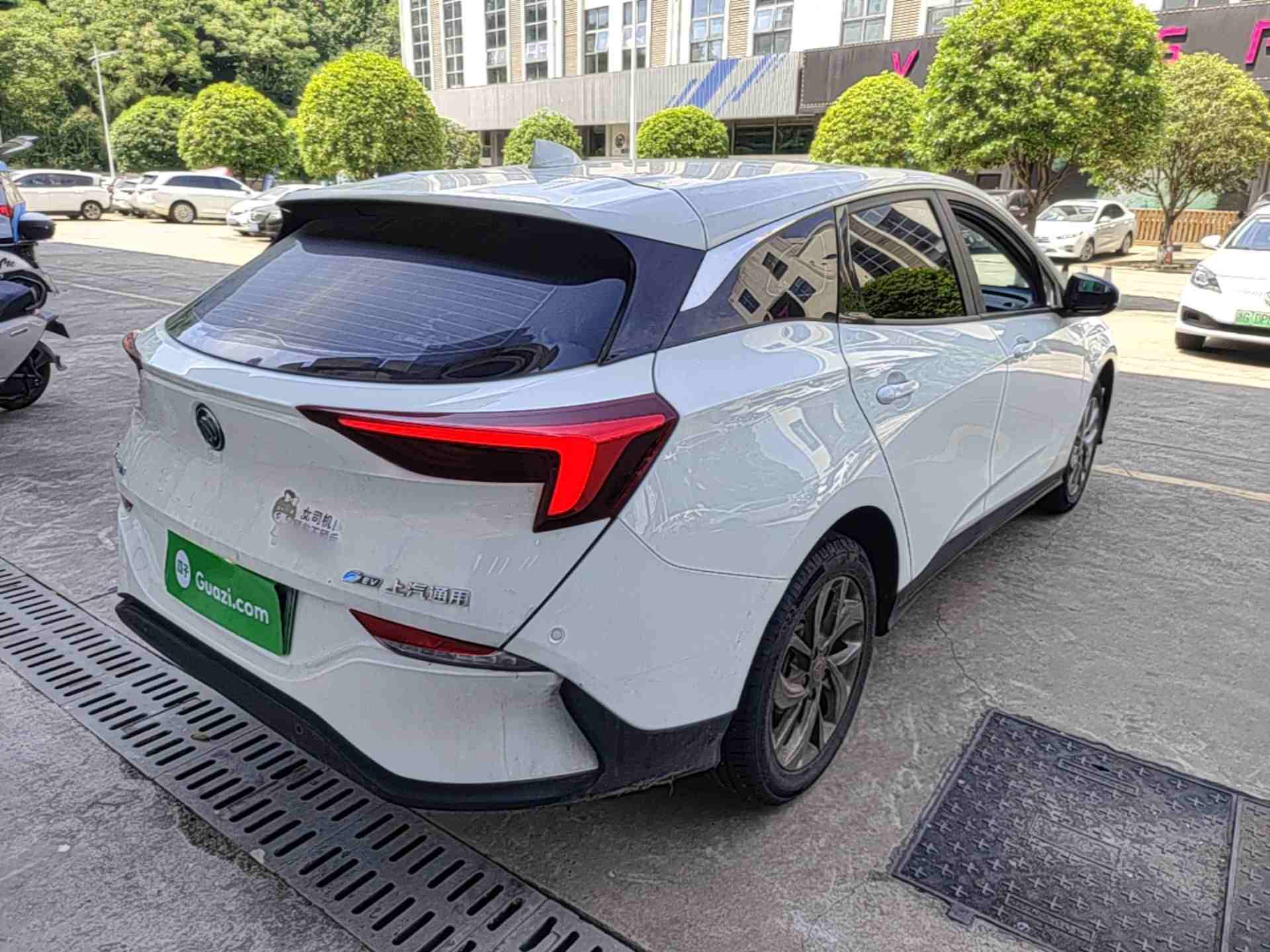 车辆右后45度外观展示
