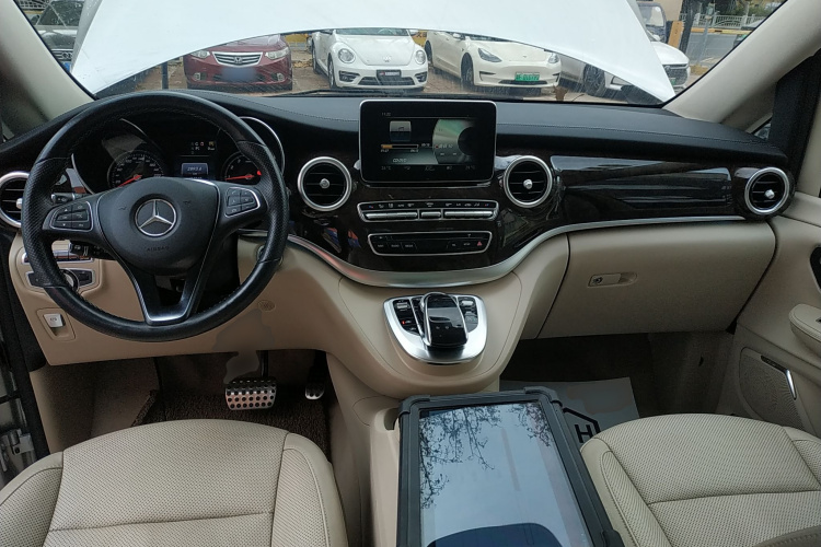 奔驰V级 2016款 V 260 L 尊贵加长版中控内饰12