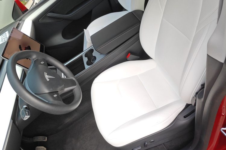 特斯拉 Model Y 2022款 长续航全轮驱动版中控内饰19