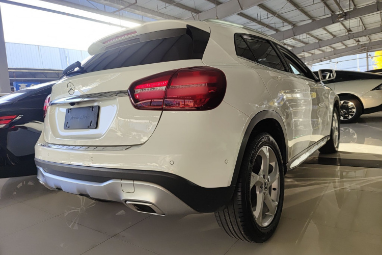 奔驰GLA 2019款 GLA 200 动感型车身外观7