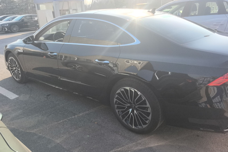 奥迪A7L 2024款 45 TFSI 豪华型车身外观4