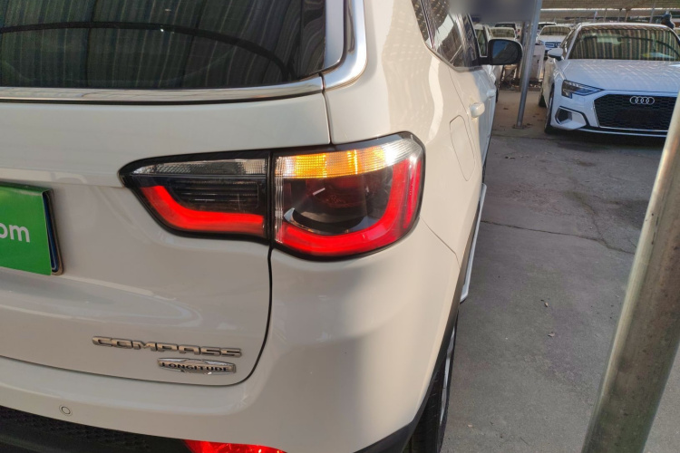 Jeep 指南者 2019款 200T 自动家享-互联大屏版车身外观9