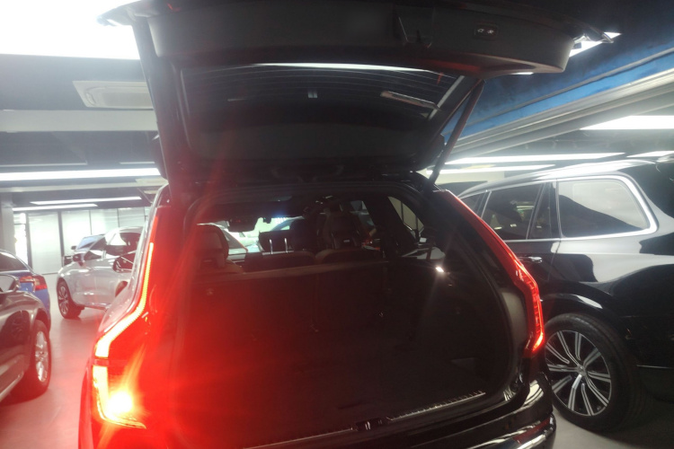沃尔沃XC90 2022款 B6 智逸豪华版 7座机舱底盘23