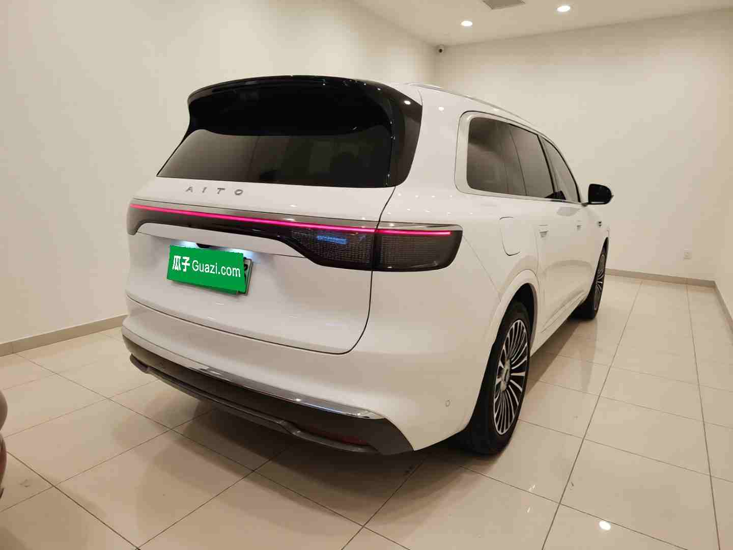 问界M8右后45度外观展示