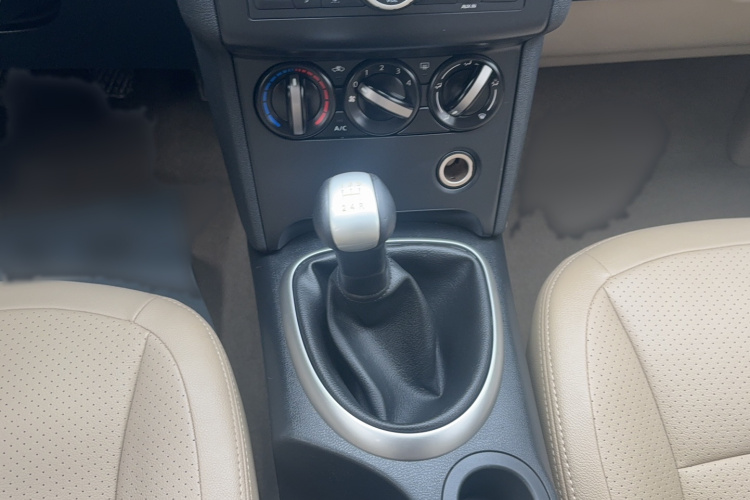 日产 逍客 2012款 1.6XE 风 5MT 2WD中控内饰7004