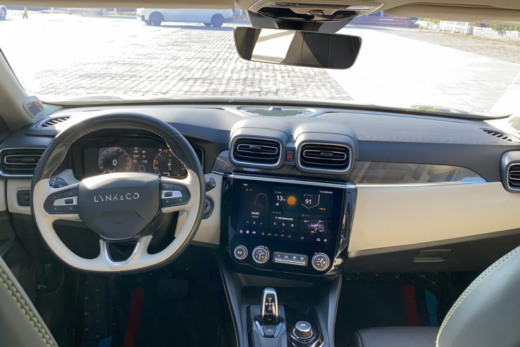 领克02 2022款 2.0TD DCT耀Pro中控内饰7003