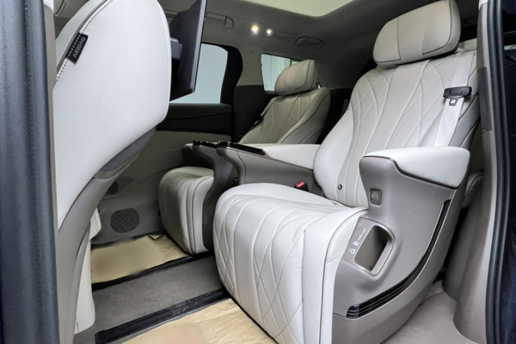 腾势D9 2022款 DM-i 970 四驱旗舰型中控内饰7002