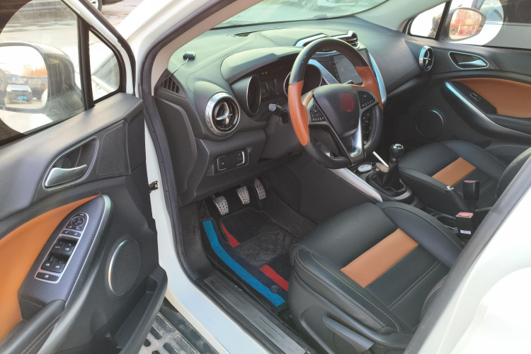 比亚迪 元 2016款 1.5L 手动尊贵型中控内饰20