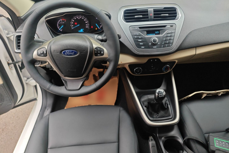 福特 福睿斯 2015款 1.5L 手动舒适型中控内饰12