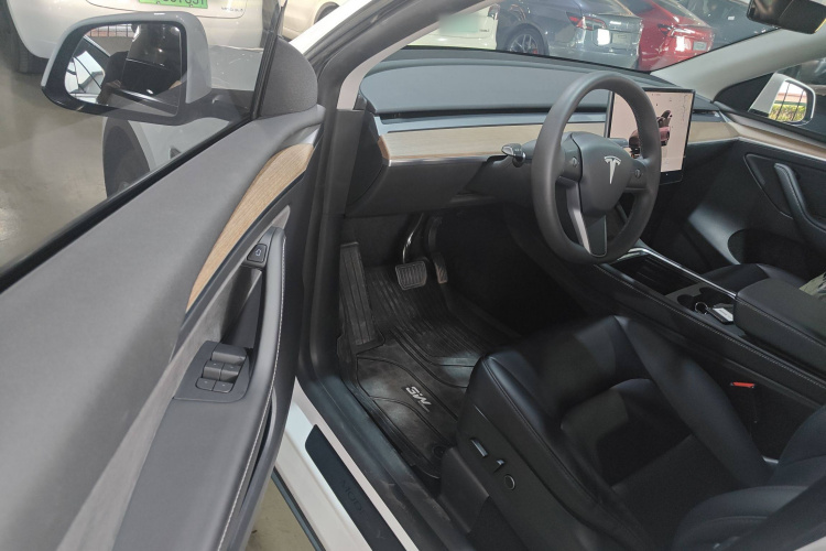 特斯拉 Model Y 2022款 长续航全轮驱动版中控内饰7003
