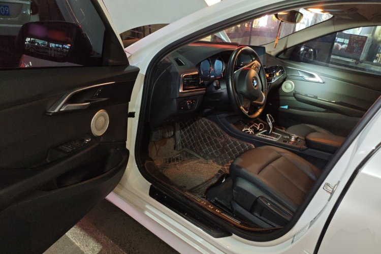 宝马1系 2021款 改款 120i M运动版中控内饰20