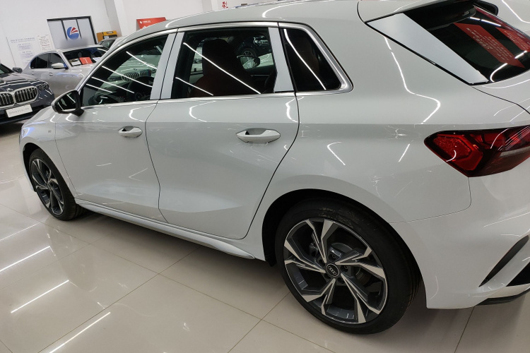 奥迪A3 2025款 Sportback 35TFSI 飞驰尊享型车身外观4