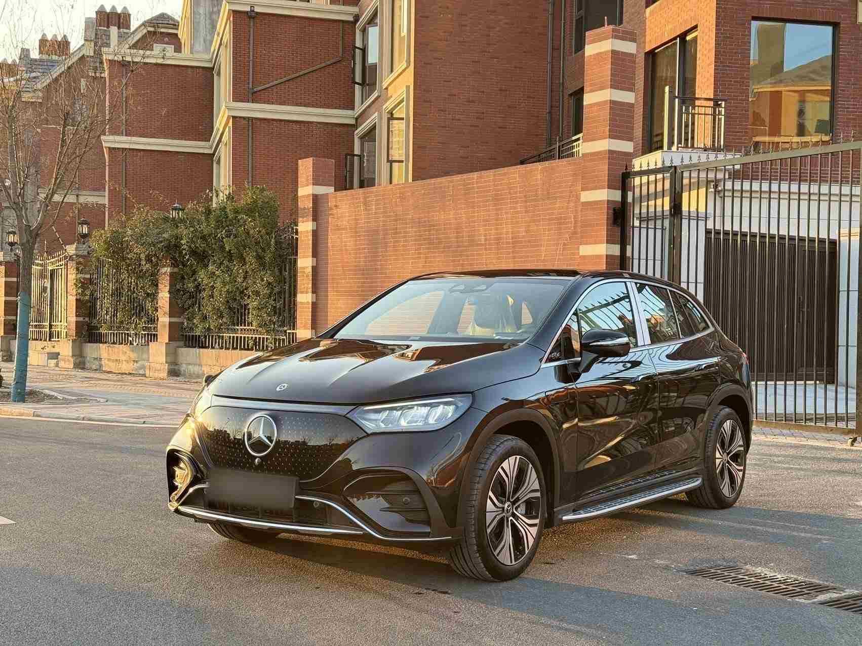 郑州二手奔驰EQE SUV 2024款，三排座电耗低养车贵不贵？