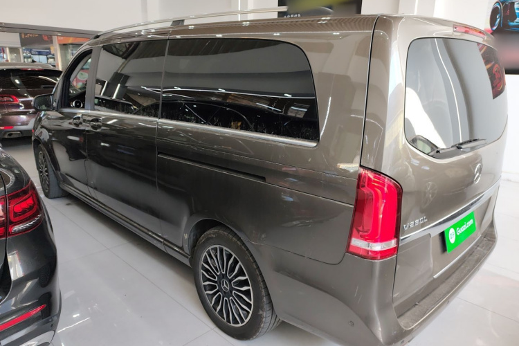 奔驰V级 2017款 V 260 L 尊贵加长版车身外观4