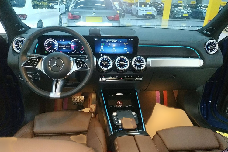 奔驰GLB 2024款 GLB 220 4MATIC中控内饰7002