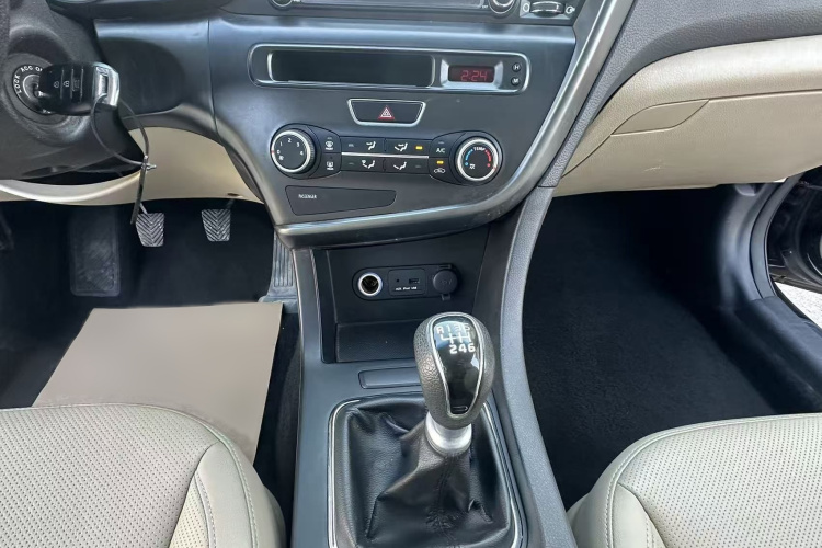 起亚K5 2014款 2.0L 手动GL局部细节16