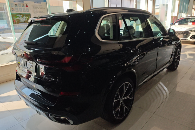 宝马X5 2025款 xDrive 30Li 尊享型M运动曜夜套装车身外观7