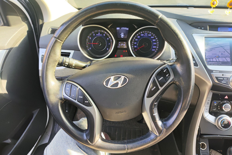 现代 朗动 2015款 1.6L 自动领先型中控内饰13