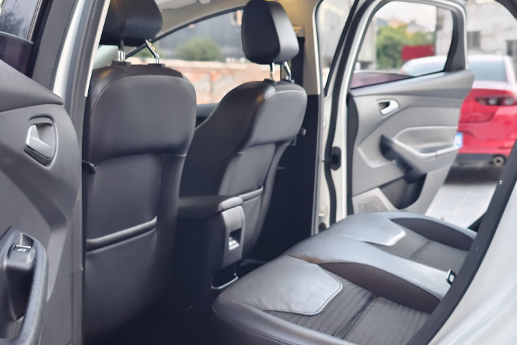 福特 福克斯 2015款 三厢 1.6L 自动风尚型中控内饰7006