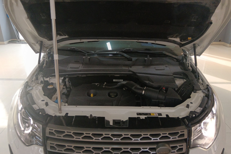 路虎 发现神行 2017款 2.0T SE机舱底盘24