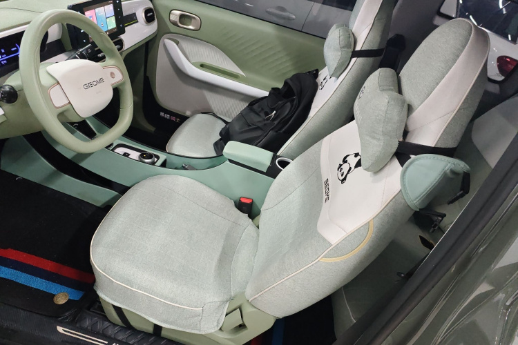 吉利银河 2025款 210km 熊猫骑士中控内饰19