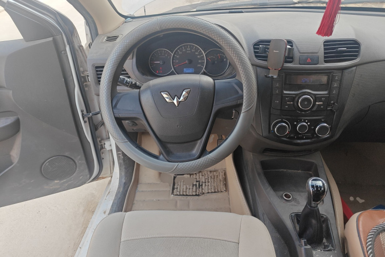 五菱汽车 五菱宏光 2016款 1.5L S舒适型中控内饰13