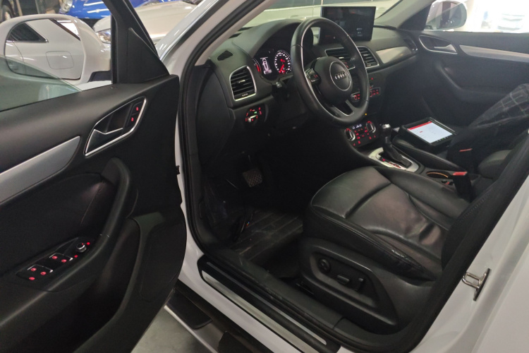 奥迪Q3 2015款 35 TFSI 舒适型中控内饰7003