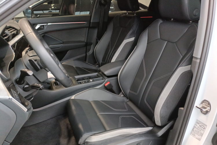 奥迪Q3 2024款 35 TFSI 时尚动感型中控内饰19