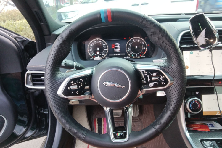 捷豹XEL 2023款 2.0T 250PS R-DYNAMIC S进取运动版中控内饰13