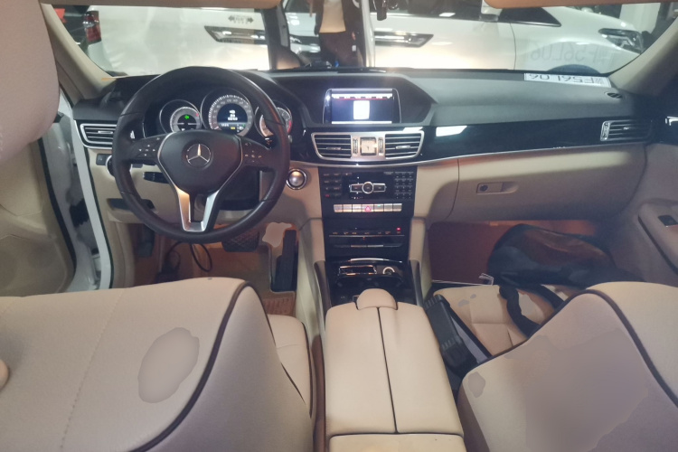 奔驰E级 2015款 E 260 L 运动时尚型中控内饰12