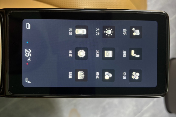 腾势D9 2024款 DM-i 980 四驱尊荣型中控内饰7002