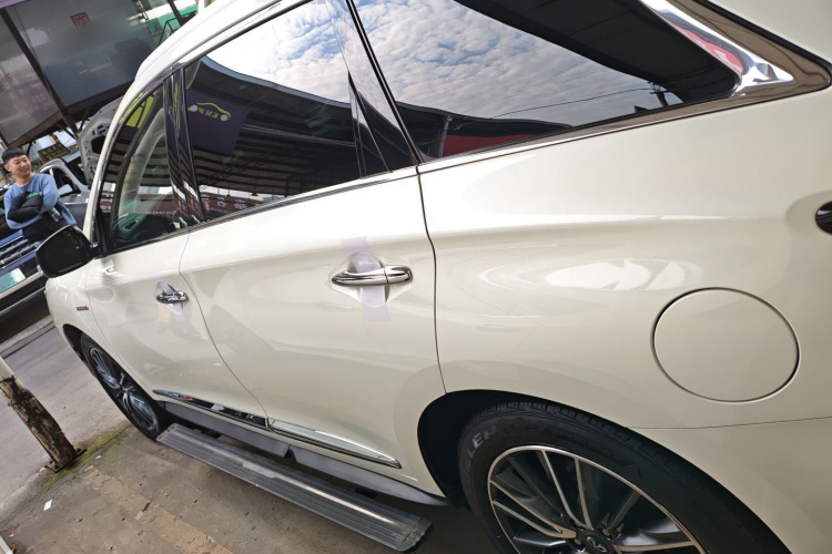英菲尼迪QX60(进口) 2018款 2.5 S/C Hybrid 两驱卓越版 国VI车身外观4