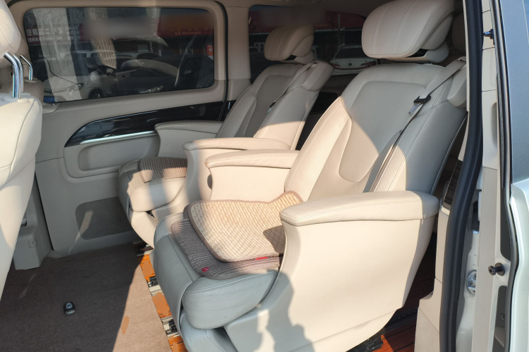 奔驰V级 2016款 V 260 领航版中控内饰21