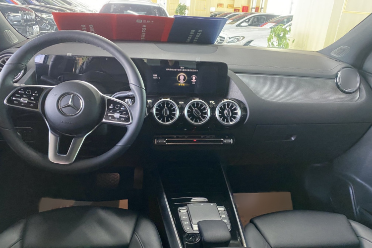 奔驰GLA 2022款 改款 GLA 200中控内饰7001