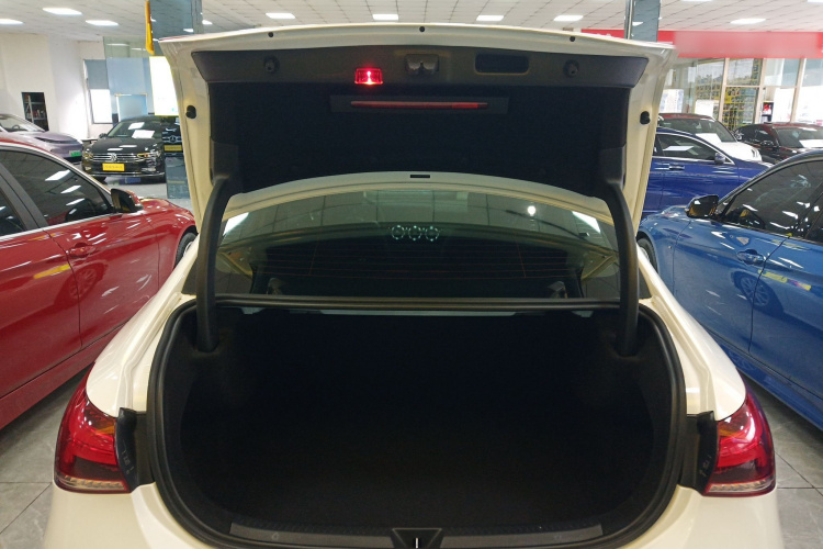 奔驰A级 2020款 A 200 L 运动轿车机舱底盘23