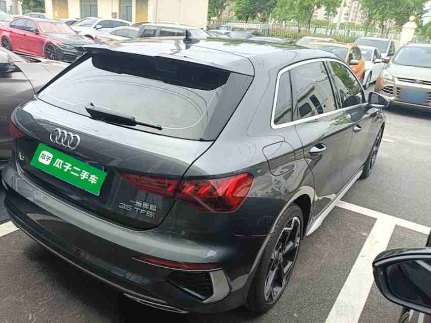 车辆右后45度外观展示