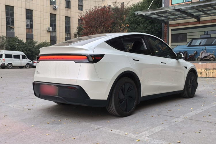 特斯拉 Model Y 2025款 后轮驱动版车身外观6008