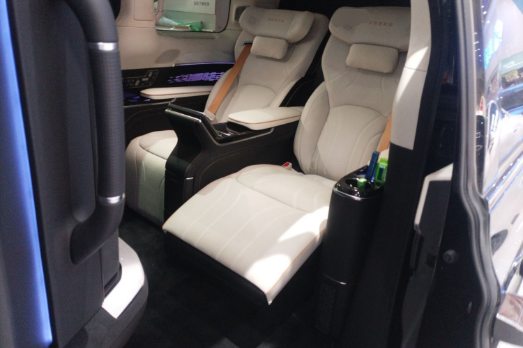 极氪009 2024款 光辉中控内饰21