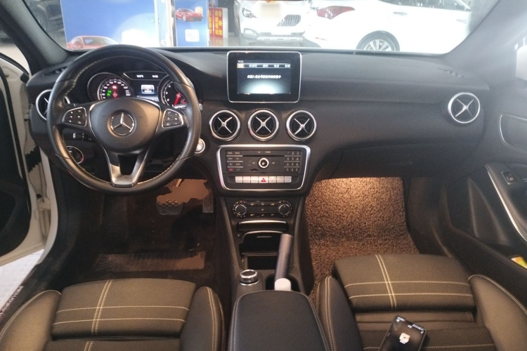 奔驰A级(进口) 2016款 A 200 时尚型中控内饰12