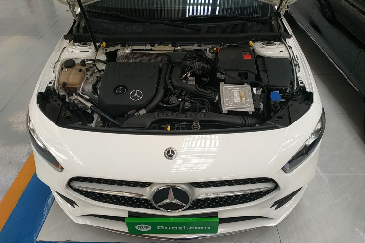 奔驰A级 2020款 A 200 L 运动轿车机舱底盘24