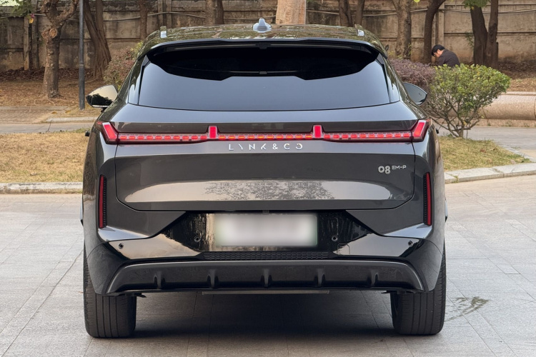 领克08 EM-P 2023款 120km 长续航Halo车身外观6