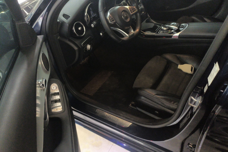 奔驰C级 2018款 C 200 运动版中控内饰20