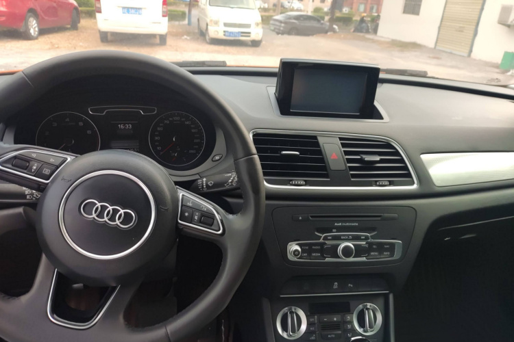 奥迪Q3 2015款 35 TFSI 进取型中控内饰7003