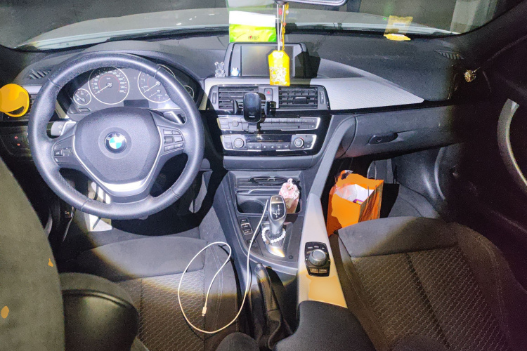 宝马3系 2017款 320i M运动型中控内饰12