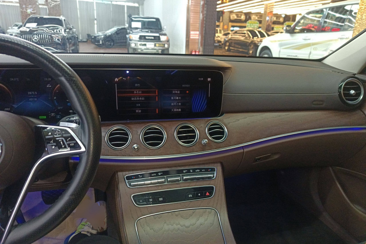 奔驰E级新能源 2022款 改款 E 350 e L 插电式混合动力轿车中控内饰12