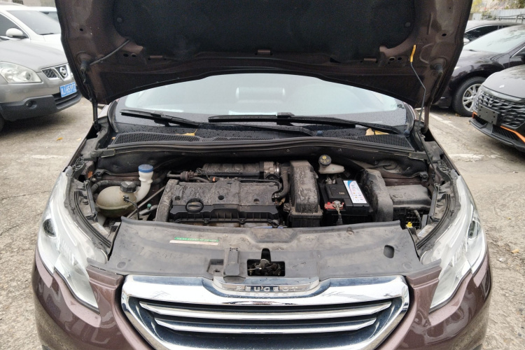 标致2008 2014款 1.6L 自动时尚版机舱底盘24