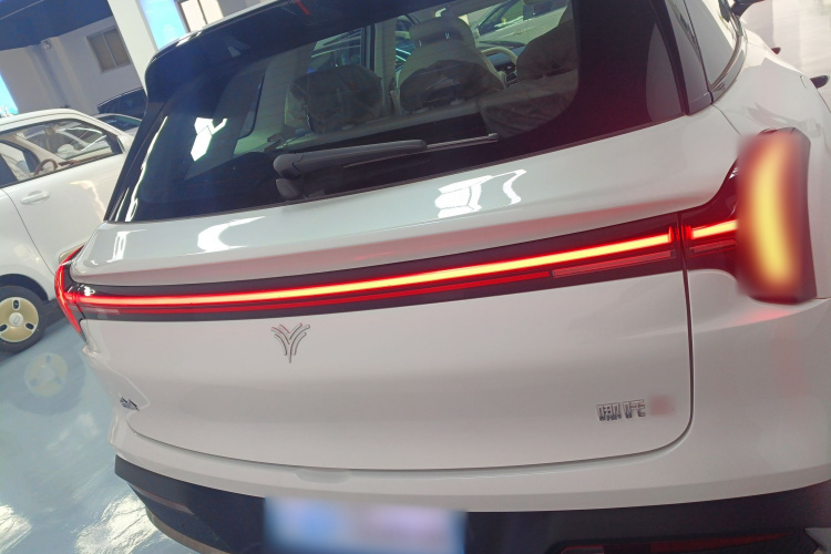 哪吒汽车 哪吒L 2024款 增程 220 PRO＋全家桶车身外观6004