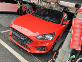 福特 福克斯 2020款 三厢 EcoBoost 180 自动ST Line